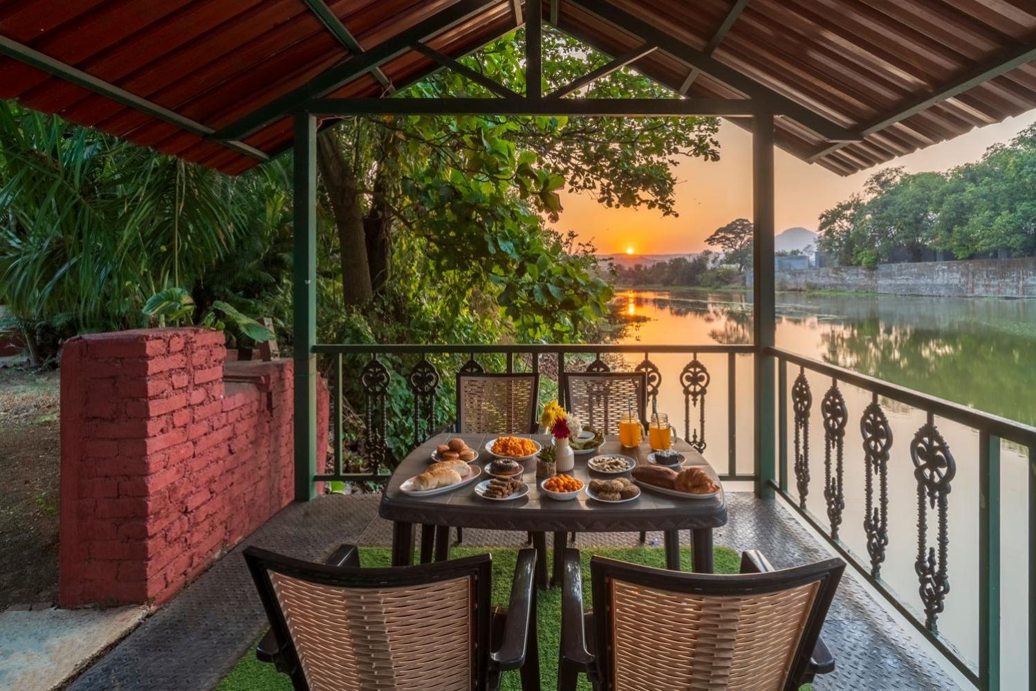 Vintage Estate - Lakeside Allure With Vintage Decor,A Plunge Pool & A Lawn Featuring A Charming Gazebo Карджат Экстерьер фото
