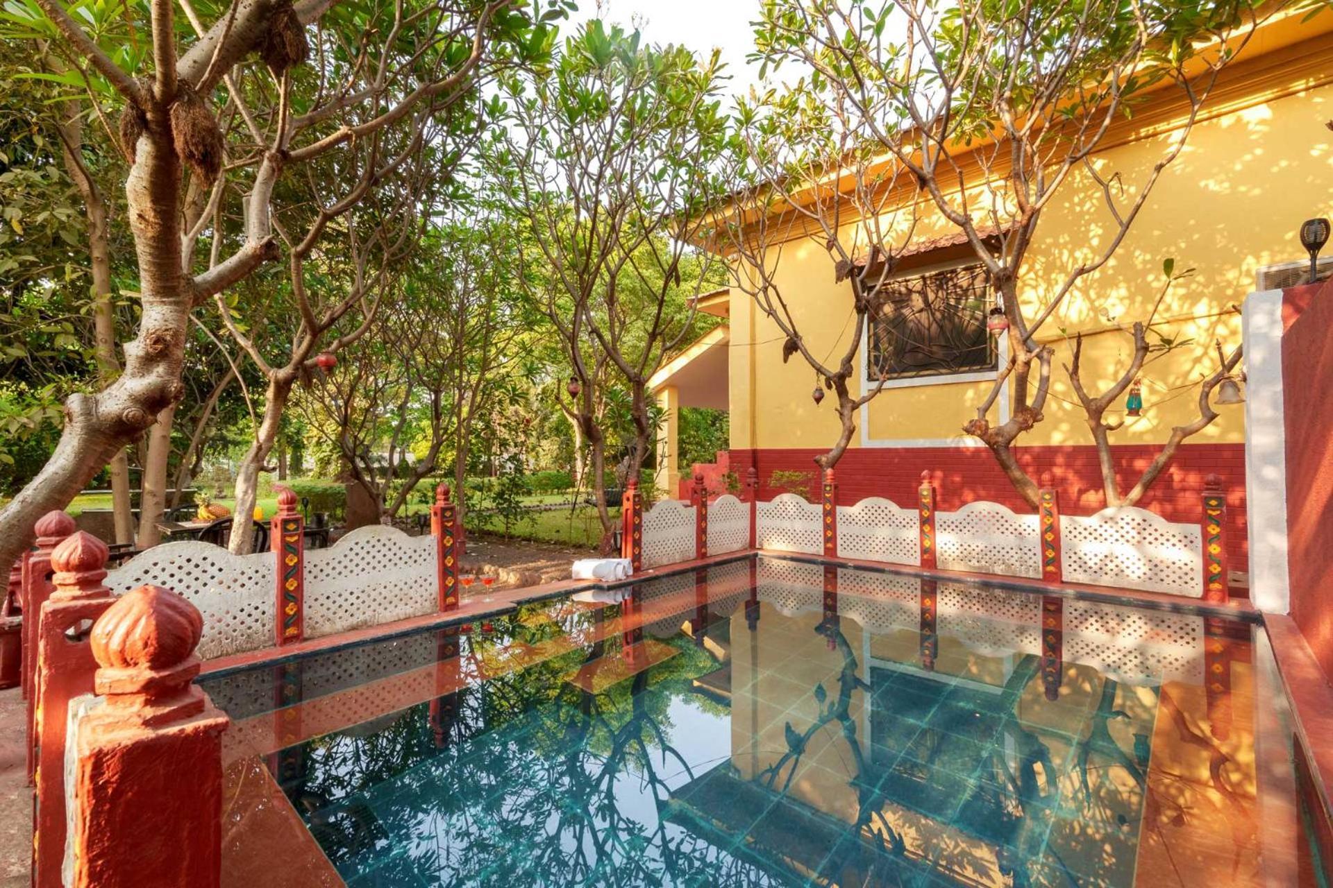 Vintage Estate - Lakeside Allure With Vintage Decor,A Plunge Pool & A Lawn Featuring A Charming Gazebo Карджат Экстерьер фото