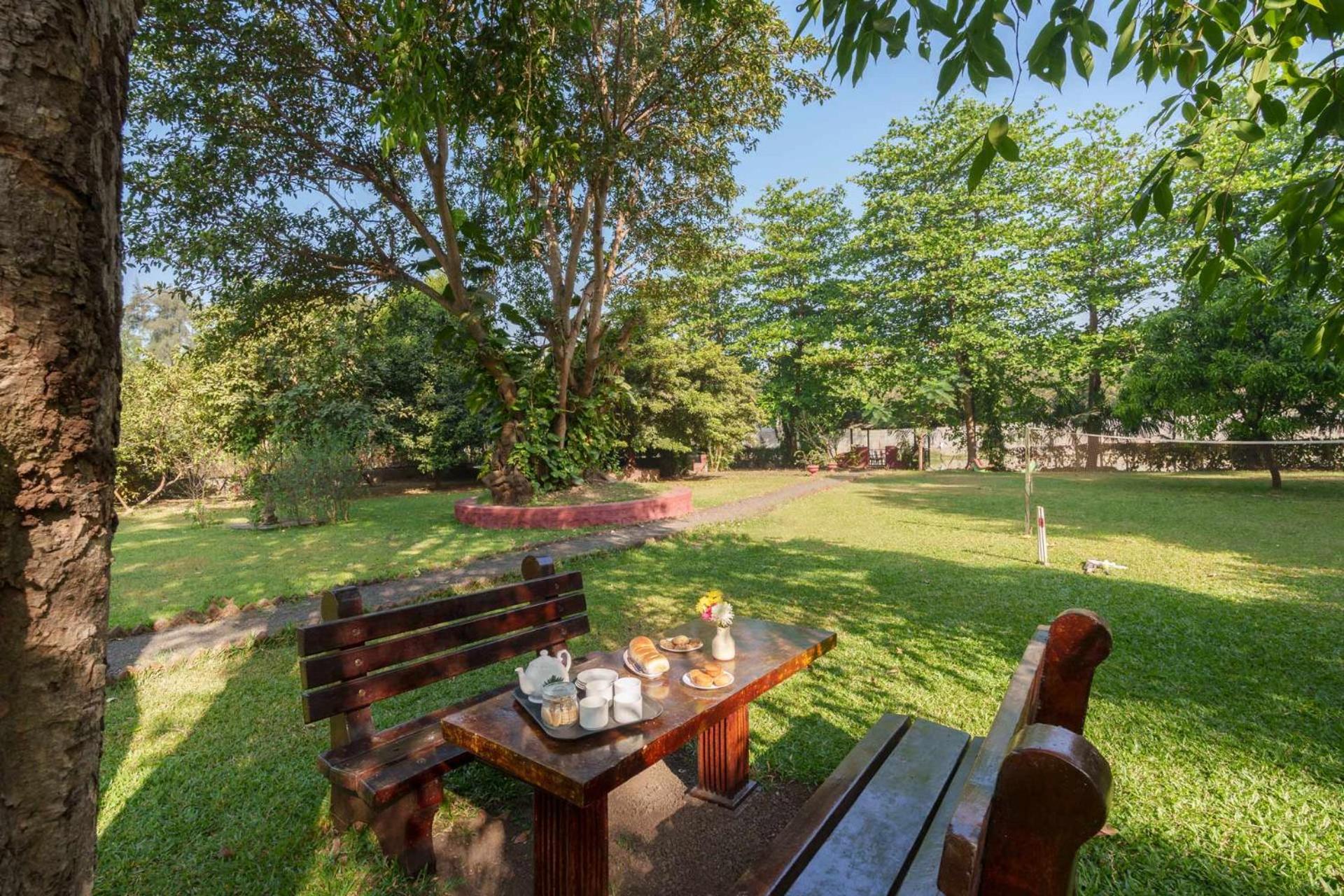 Vintage Estate - Lakeside Allure With Vintage Decor,A Plunge Pool & A Lawn Featuring A Charming Gazebo Карджат Экстерьер фото