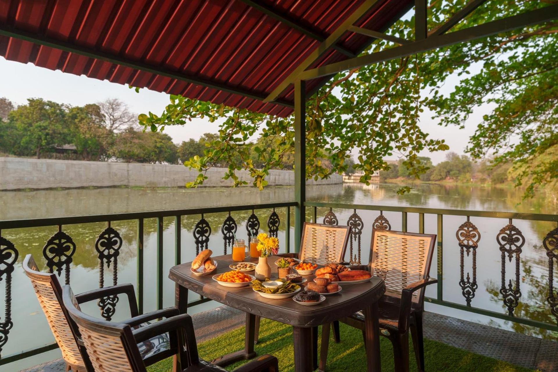 Vintage Estate - Lakeside Allure With Vintage Decor,A Plunge Pool & A Lawn Featuring A Charming Gazebo Карджат Экстерьер фото