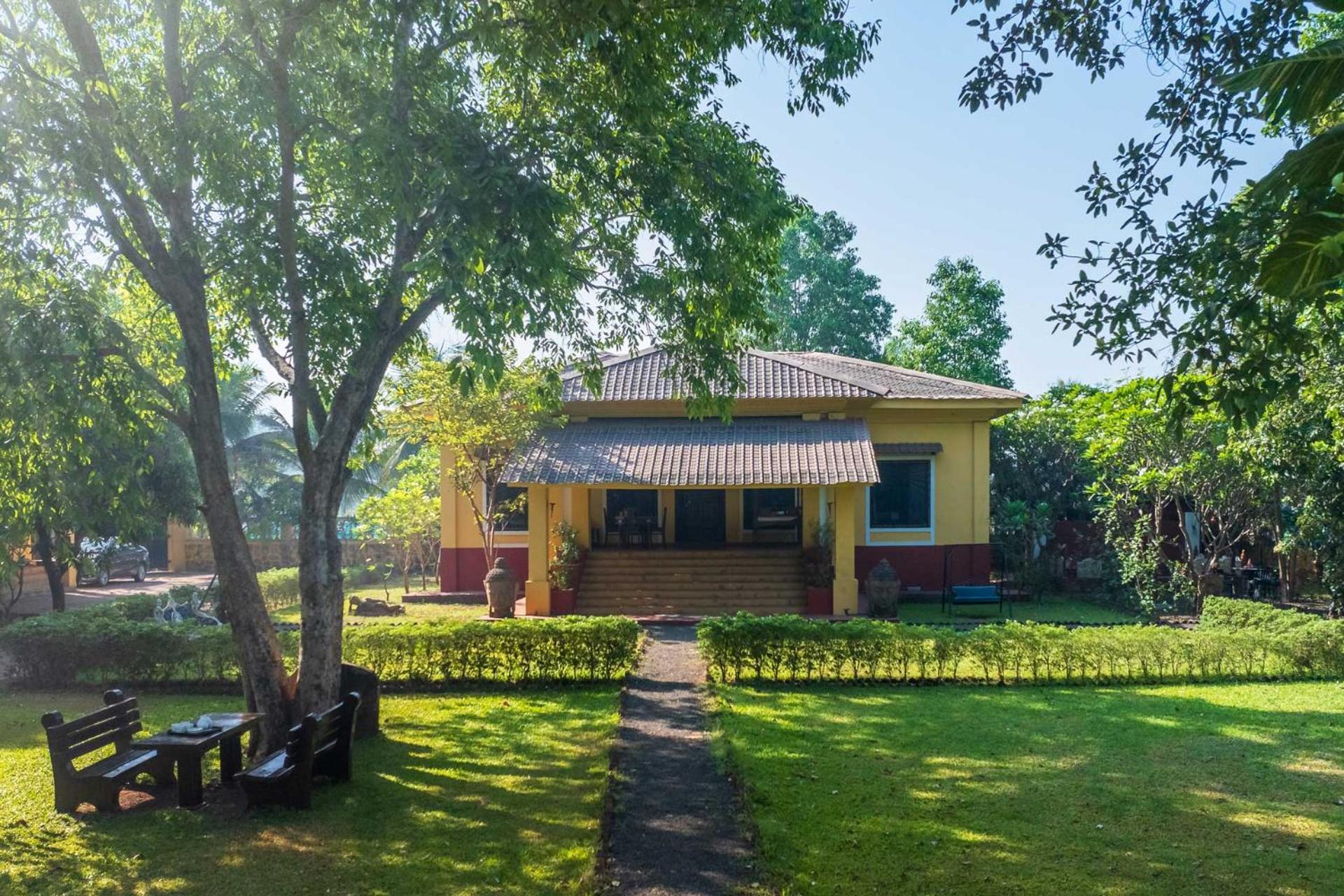 Vintage Estate - Lakeside Allure With Vintage Decor,A Plunge Pool & A Lawn Featuring A Charming Gazebo Карджат Экстерьер фото
