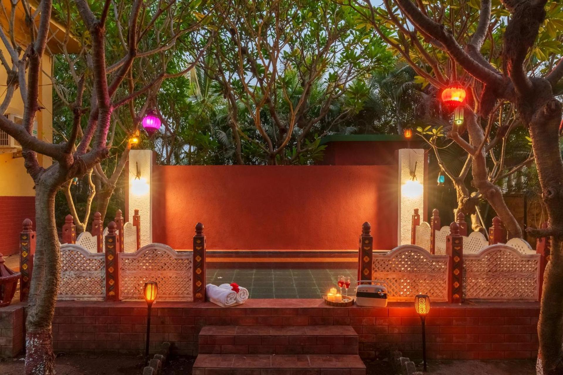 Vintage Estate - Lakeside Allure With Vintage Decor,A Plunge Pool & A Lawn Featuring A Charming Gazebo Карджат Экстерьер фото